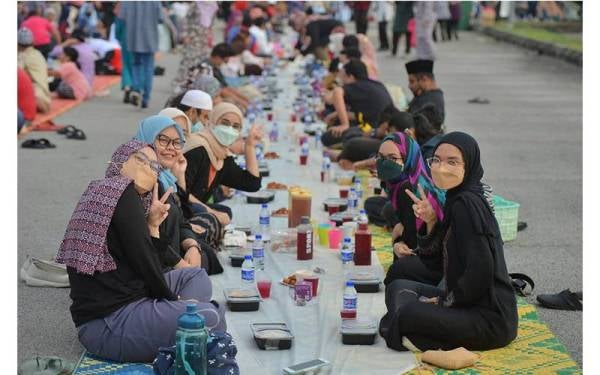 Supercube menaja 450 pek makanan kepada pengunjung yang hadir memeriahkan Program Iftar Ala Madinah @Karangkraf.