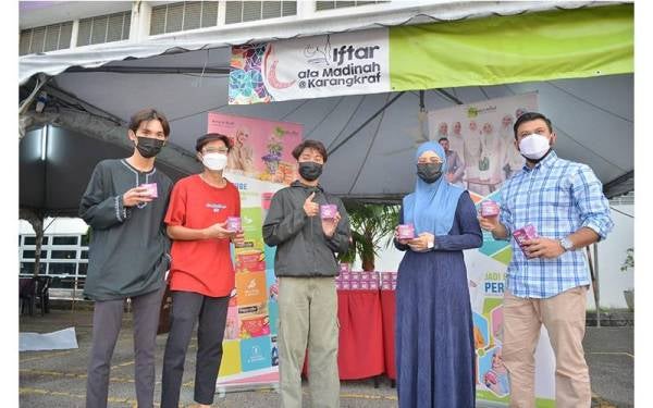 Hayfa Amira (dua dari kanan) bersama suami yang juga Ketua Pegawai Eksekutif Supercube, Aizuddin Alif Yusof (kanan) menyampaikan sample Supercube kepada pengunjung yang hadir.