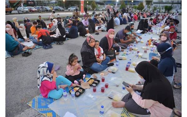 Supercube menaja 450 pek makanan kepada pengunjung yang hadir memeriahkan Program Iftar Ala Madinah @Karangkraf.