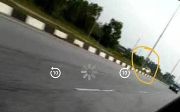 Tangkap layar sebuah kenderaan yang dikesan dipandu secara melawan arus di Jalan Kuala Terengganu-Kuantan, antara Kuala Abang dan persimpangan Tanjung Jara di sini pada Jumaat.