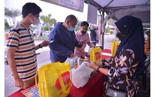 Pengunjung tidak terlepas peluang menerima bungkusan mi kering dan mi segera secara percuma.