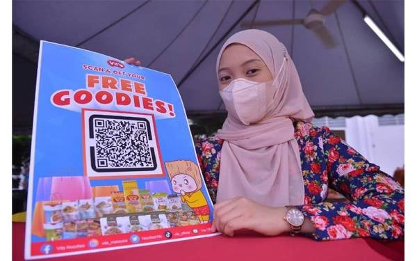 Pengunjung hanya perlu mengimbas kod QR untuk dapatkan mi kering dan mi segera jenama Vit's.
