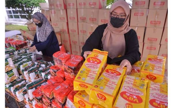 Sebanyak 1,500 bungkus mi kering dan mi segera diagihkan kepada pengunjung yang hadir pada Program Iftar Ala Madinah @Karangkraf.