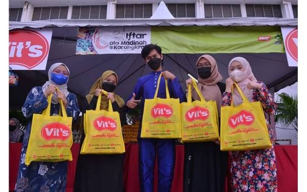 Beberapa kru Vit's turut terlibat dalam Program Iftar Ala Madinah @Karangkraf yang berlangsung pada Jumaat.