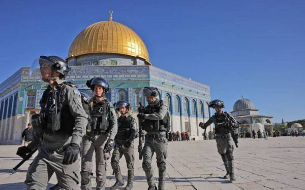 Tentera Israel menyerbu Masjid Al Aqsa pada Jumaat. - Foto: AFP