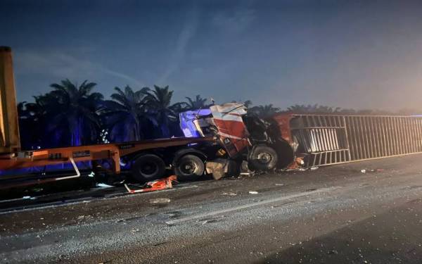 Seorang pemandu treler maut akibat tersepit selepas melanggar sebuah kontena yang terjatuh dari sebuah treler di KM 38.5 Lebuh Raya Lembah Klang Selatan pada Jumaat.