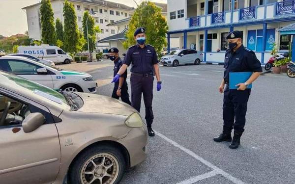 Shariman (tengah) menunjukkan kereta Toyota Vios yang ditemui di Langkawi pada Rabu selepas dilaporkan hilang di Salak Selatan Baru, Kuala Lumpur. - Foto ihsan Polis Langkawi