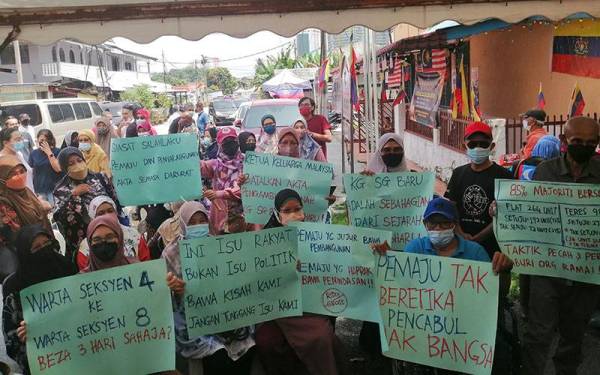 Antara penduduk rumah teres yang hadir pada pada sidang akhbar isu pengambilan tanah Kampung Sungai Baru, Kampong Bharu pada Sabtu.