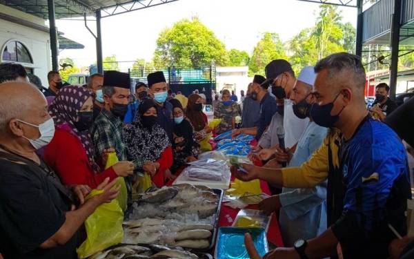 Pengunjung program Jualan Keluarga Malaysia teruja mendapatkan ikan kayangan yang dijual murah di Changkat Ibol, Changkat Jering pada Sabtu.