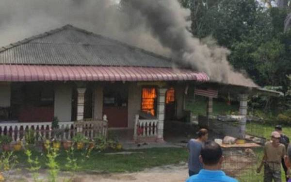 Keadaan rumah mangsa ketika api sedang marak dalam kejadian kebakaran di Felda Palong 7 pagi Sabtu. -Foto Orang Awam