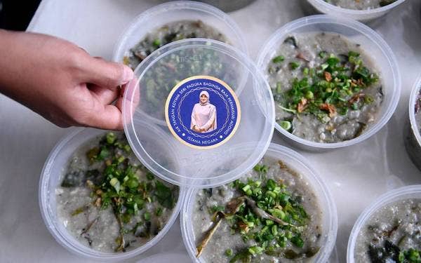 Sebanyak 1,500 bekas bubur lambuk disediakan pada Program Bubur Lambuk bersama Kelab Kebajikan dan Sukan Istana Negara (KEKSIN) untuk diedarkan kepada orang awam di sekitar ibu negara, hari ini. - Foto Bernama