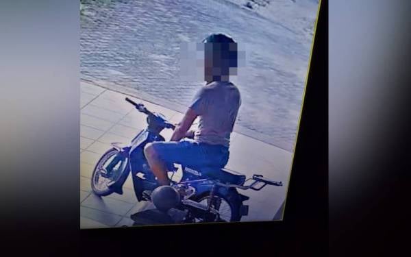 Rakaman kamera litar tertutup menunjukkan seorang lelaki dipercayai mencuri sepasang kasut milik jirannya di Kampung Tanjong Chenak, Pasir Mas pada Jumaat.