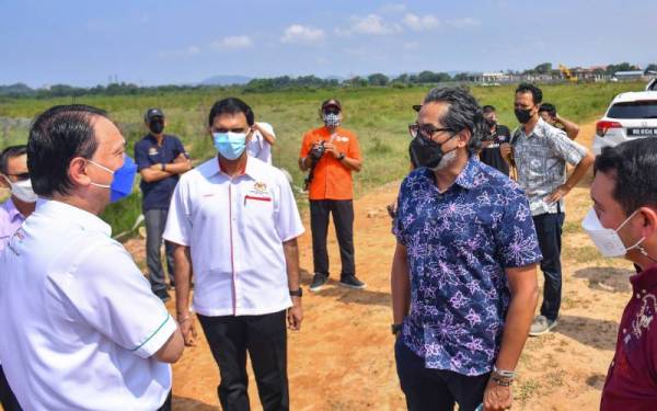 Khairy Jamaluddin (kanan) membuat lawatan ke tapak cadangan pembinaan Kompleks Jabatan Kesihatan Negeri Terengganu di Wakaf Beruas, pada Sabtu. - Foto Bernama