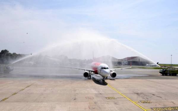 Ketibaan penerbangan AK1794 AirAsia dari Singapura ke Kota Kinabalu disambut meriah dengan pancuran air sebaik tiba di Lapangan Terbang Antarabangsa Kota Kinabalu (KKIA), pada Sabtu. Ini merupakan penerbangan antarabangsa pertama ke Sabah selapas dua tahun negara dilanda pandemik.
Pesawat yang membawa seramai 124 penumpang itu tiba di Kota Kinabalu tepat jam 2.30 petang disambut oleh Pembantu Menteri Pelancongan Kebudayaan dan Alam Sekitar Datuk Joniston Bangkuai. Foto Bernama
