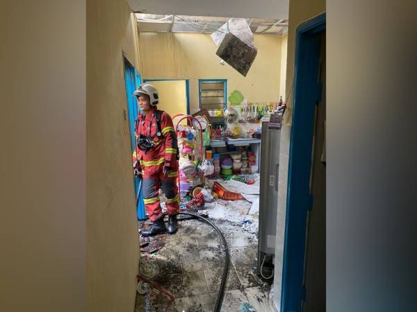 Anggota bomba membuat pemantauan sebaik kebakaran berjaya dipadam sepenuhnya.