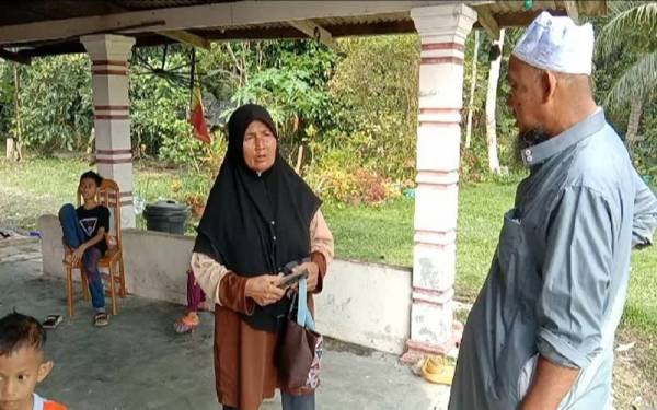 Robiah (kiri) melahirkan rasa syukur kejadian itu tidak melibatkan kemalangan jiwa.