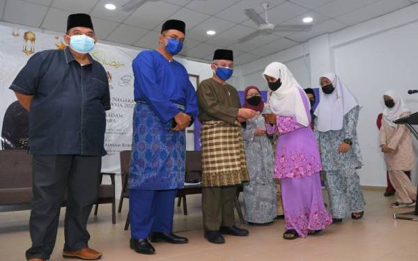Adham (tiga, kiri) menyampaikan duit raya kepada Persatuan Anak Yatim Bandar Tenggara sempena Majlis Minggu Sains Negara Keluarga Malaysia dan Ihya Ramadan Tenggara di Dewan Serbaguna Sri Kembaran, pada Sabtu.
Hadir sama Ahli Dewan Undangan Negeri Panti Hahasrin Hashim (dua, kiri). Foto Bernama