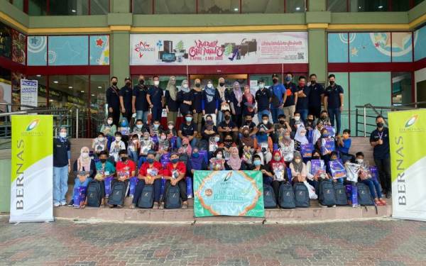 Anak anak pesawah dan komuniti di Perlis dibawa membeli belah bagi persiapan menyambut Aidilfitri di bawah program Tanggungjawab Sosial Korporat (CSR) IKHLAS Ramadan oleh Bernas.