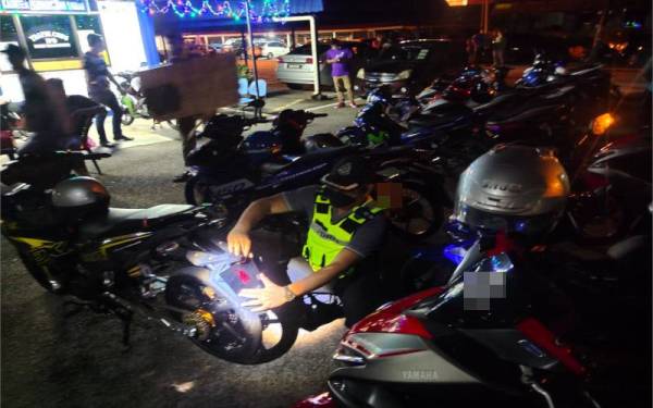 Ketua Bahagian Siasatan dan Penguatkuasaan Trafik (KBSPT) Hulu Terengganu, Inspektor Zainon Abidin Ismail sedang memeriksa motosikal yang ditahan dalam operasi berkenaan.