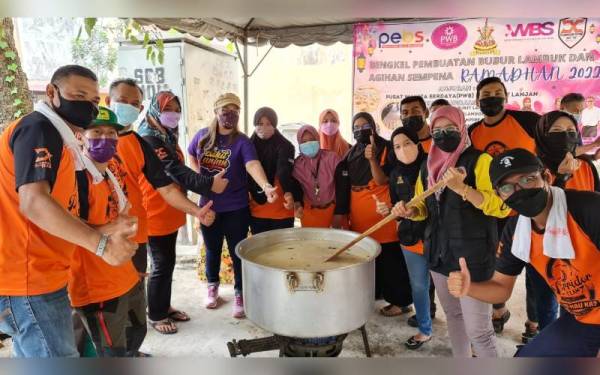 Elizabeth (lima dari kiri ketika hadir pada Bengkel Pembuatan dan Agihan Bubur Lambuk anjuran Pusat Wanita Berdaya (PWB) Dun Bukit Lanjan dengan kerjasama D’Coridor Empire di sini pada Ahad.