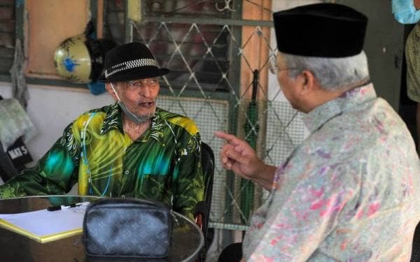 Annuar (kanan) menziarahi pelakon veteran Abdul Rasip Yahya atau lebih dikenali dengan 'Mat Sentol' di Larkin Jaya pada Ahad.