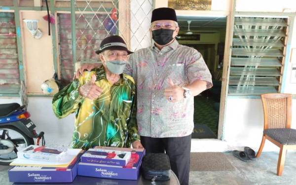 Annuar (kanan) merakam kenangan bersama Mat Sentol ketika menziarahi seniman veteran itu di kediamannya di Larkin, Johor Bahru, pada Ahad.