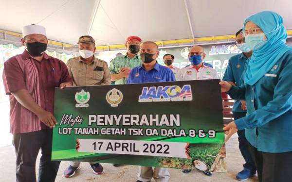 Saarani (tengah) menyaksikan penyerahan Ladang Tanaman Semula Komersial (TSK) Rancangan Pengumpulan Semula (RPS) Dala 8 dan 9 di Gerik, pada Ahad.
