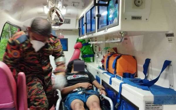 Mangsa yang selamat dibawa ke hospital untuk rawatan lanjut.