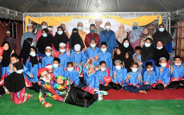 Rodzi (tengah) bersama Mudir Molyana Mahmud (belakang lima, kanan) bergambar selepas perasmian Batu Asas Asrama Anak Yatim dan Asnaf As-Solihin di Kanchong Darat Banting, pada Ahad. - Foto Bernama