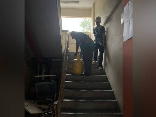 Penduduk terpaksa mengusung tong gas menaiki tangga susulan lif rosak.