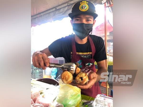 Kuih piana yang dijual dengan harga tiga biji RM2.