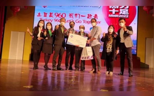 See Hang (empat dari kanan) bersama Dr Johnsen (tiga dari kiri) menyampaikan sumbangan kepada Sinar Harian diwakili Azizi (tiga dari kanan).