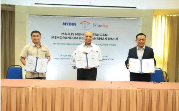 Ahmad Shukri (kiri) Ameer Mydin (tengah) dan Amir Hamzah (kanan) selepas menandatangani MoU untuk menjayakan Karnival Pendidikan MyUni 2022 yang bakal berlangsung di seluruh negara bermula 14 Mei hingga 19 Jun 2022.