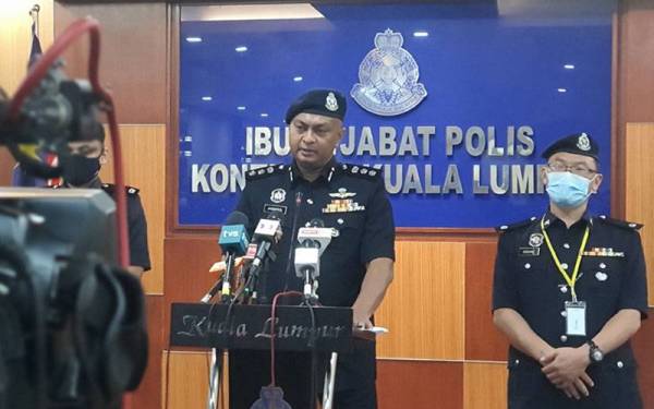 Asisten Komisioner Jasmirol Jamaluddin (tengah)