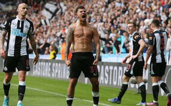 Bruno (tengah) meraikan jaringannya ketika bantu Newcastle tumpaskan Leicester di laman sendiri pada Ahad.