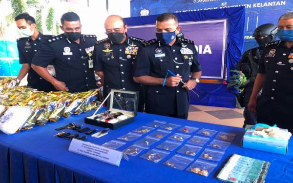 Wang tunai dan barangan kemas yang dirampas daripada tujuh suspek dipercayai penyeludup dan pengedar dadah.