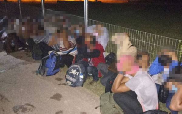 Kesemua tangkapan dibawa ke Ibu Pejabat Polis Daerah (IPD) Tumpat untuk siasatan lanjut. - Foto ihsan PGA