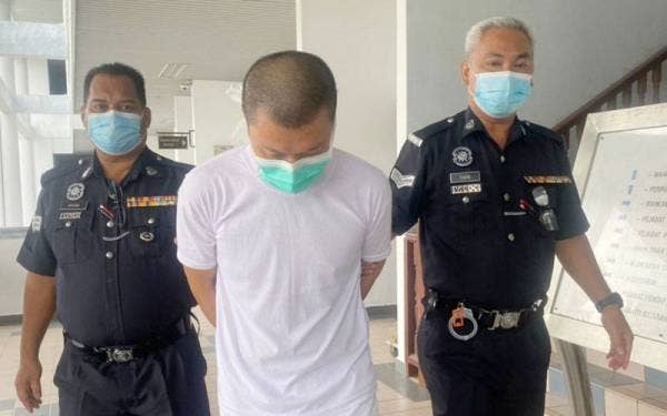 Chee Kang (tengah) dipenjara tiga tahun dan didenda RM20,000 selepas mengaku bersalah di Mahkamah Sesyen pada Isnin atas pertuduhan melakukan khianat.