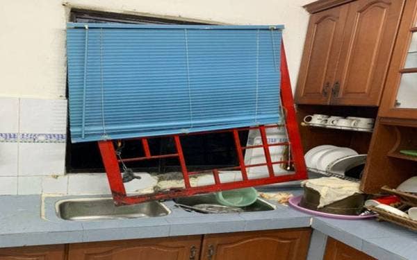 Jeriji tingkap dapur di rumah seorang pengawal keselamatan diumpil dari luar dalam kejadian samun di Tanjung Puteri Resort, Pasir Gudang, pada malam Khamis.