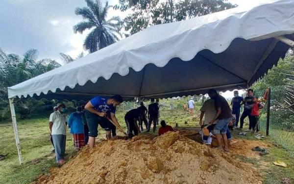 Urusan pengebumian Allahyarham Ab Hamid disempurnakan pada Ahad di Tanah Perkuburan Islam Felcra Keruak di Besut.