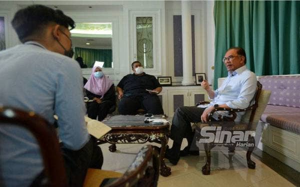 Anwar ketika wawancar khas di pejabatnya pada Isnin. - Foto SINAR HARIAN / MOHD HALIM ABDUL WAHID.