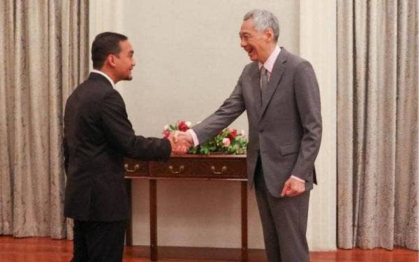 Onn Hafiz (kiri) melakukan pertemuan dengan Hsien Loong dalam lawatan kerjanya di republik itu pada Isnin bagi membincangkan usaha meningkatkan kerjasama dalam pelbagai bidang. - Foto FB Onn Hafiz Ghazi