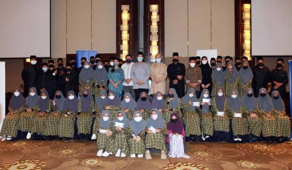 Safian (berdiri tengah) bergambar bersama-sama anak-anak asnaf Asrama Darul Falah (ASDAF) selepas menyampaikan sumbangan Hari Raya yang diadakan di Hotel Intercontinental, Kuala Lumpur pada Isnin. -Foto Rosli Talib