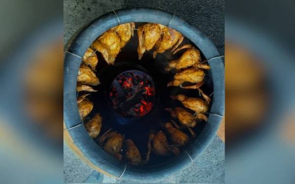 Ayam tempayan naga diperap selama enam jam sebelum dibakar dalam tempayan.