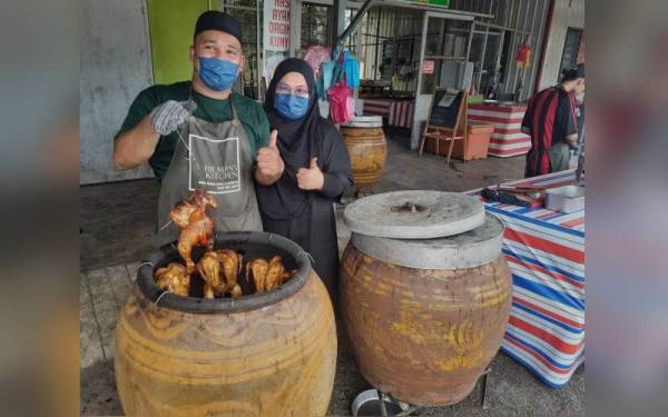 Aded Hilman menunjukkan ayam tempayan naga yang hanya dijual pada bulan Ramadan.