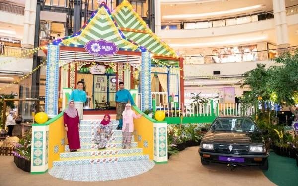 Pengunjung berpeluang merasai keunikan tema 'Raya di Dusun Atuk' di Suria KLCC.