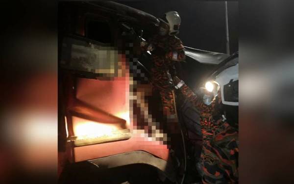 Anggota bomba membantu mengeluarkan mayat mangsa yang tersepit dalam kejadian itu pada Selasa.