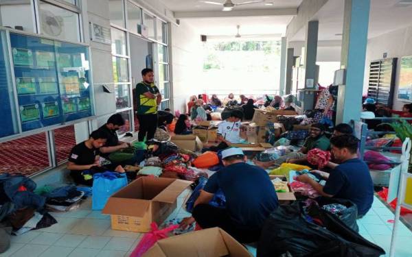 Sukarelawan Uniten membantu memilih pakaian yang dikumpul melalui Projek Baju Raya Percuma 2.0 sebelum diagihkan kepada golongan memerlukan, pada Ahad lalu.