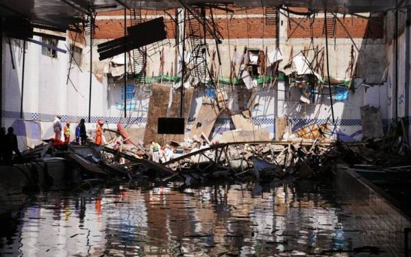 Bumbung sebuah kolam renang runtuh di Zhengzhou, wilayah tengah China pada Isnin. - Foto VCG