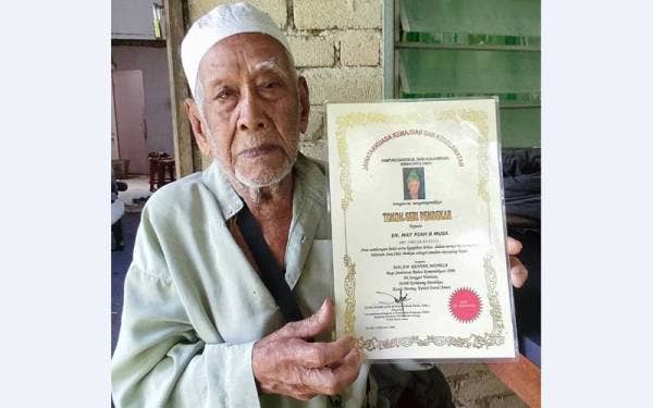 Mat Piah menunjukkan sijil Tokoh Seni Pendekar 2004 yang dianugerahkan oleh JKKK Kampung Barokhas semasa ditemui di rumahnya.